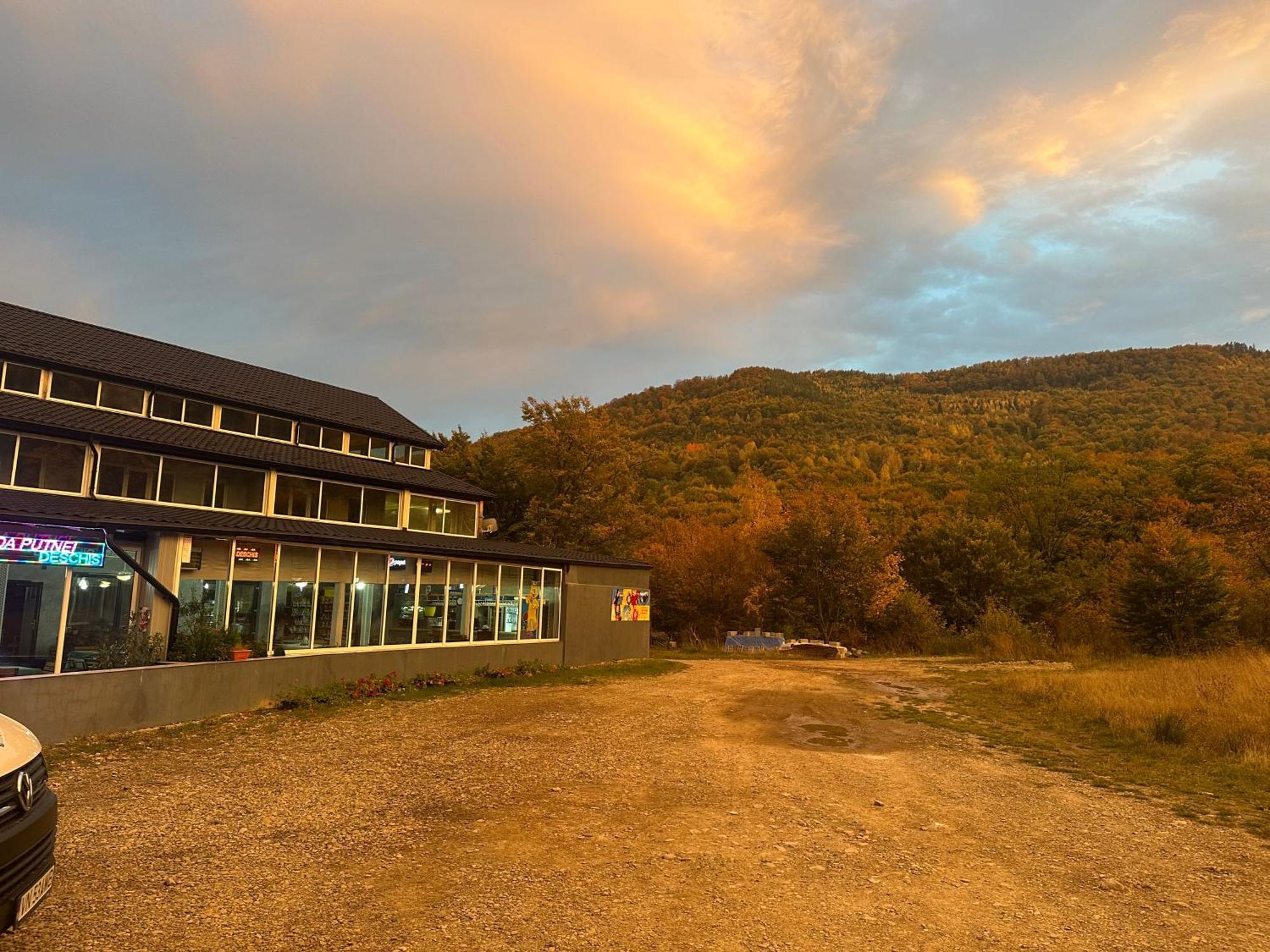 Pensiunea Cascada Putnei Lepşa Exterior foto